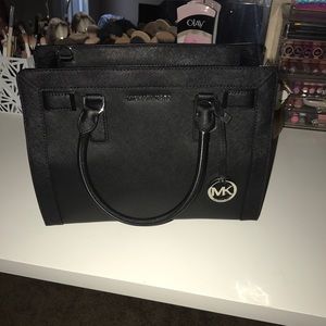 Micheal Kors Medium Saffiano leather Purse !